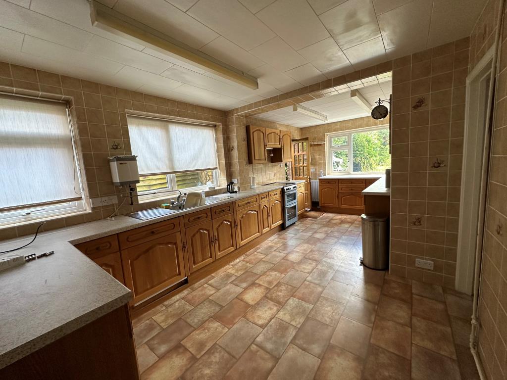 Lot: 63 - DETACHED HOUSE FOR REPAIR WITH POTENTIAL - Kitchen with access to rear garden